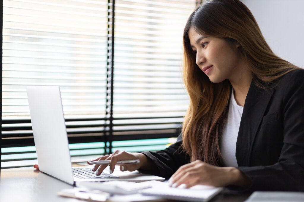 Opening Business Bank Account in UAE: Expats Guide 2025